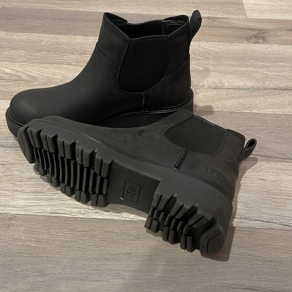 Ugg Loxley Boot - Picture 11 of 14